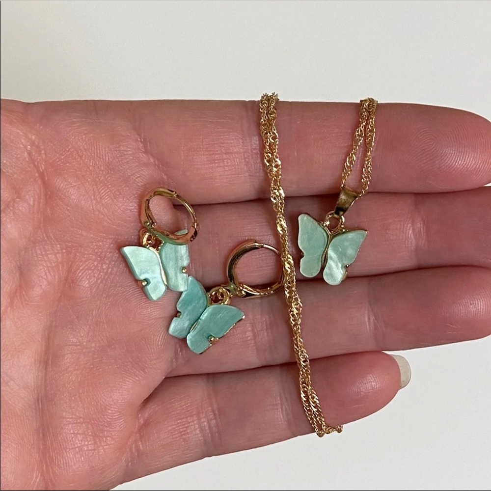 🔥3/$25🔥3 Piece Butterfly Charm Necklace Set - Picture 5 of 6